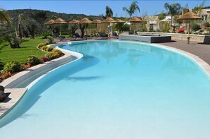 Seasonal outdoor pool, open 9:00 AM to 9:00 PM, free cabanas - Résidence de Tourisme Mare e Macchia (Sartene)