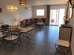 Familienvilla, 3 Schlafzimmer, Meerblick | Wohnzimmer
