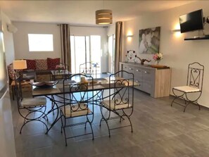 Family Villa, 3 Bedrooms, Sea View | In-room dining - Résidence de Tourisme Mare e Macchia (Sartene)