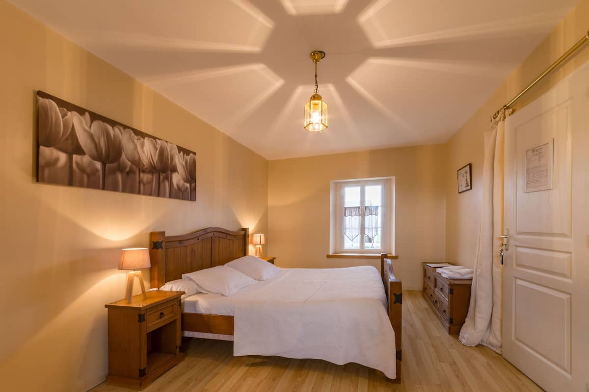 Tweepersoonskamer, 1 queensize bed, niet-roken (Armelle) | Geluiddichte muren, gratis wifi, beddengoed