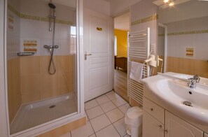 Comfort Double Room, 1 Queen Bed, Non Smoking (Capucine) | Bathroom | Shower, hair dryer, towels - La Cle des Champs (Saint-Pabu)