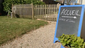 Un panneau indiquant « ACCUEIL » avec une flèche pointant vers la droite, indiquant la direction de l’entrée et de l’espace détente.