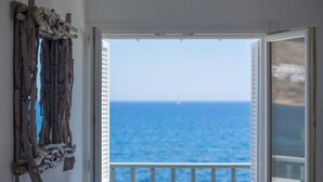 Une pièce donnant sur la mer, avec une porte ouverte.