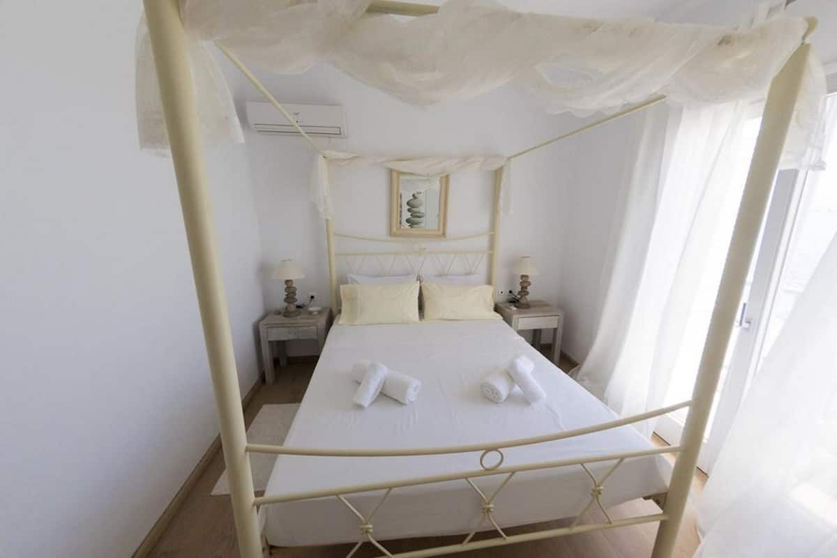 Appartamento Deluxe, vista spiaggia | 2 camere, insonorizzazione, ferro/asse da stiro, Wi-Fi gratuito