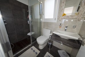 Deluxe-Apartment, Strandblick | Badezimmer | Dusche, Haartrockner, Bademäntel, Handtücher