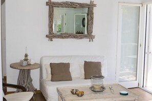 Deluxe appartement, uitzicht op het strand | Woonruimte | Flatscreentelevisie