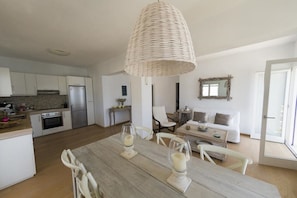 Deluxe appartement, uitzicht op het strand | Woonruimte | Flatscreentelevisie