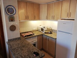 Een koelkast, een microgolfoven, een oven