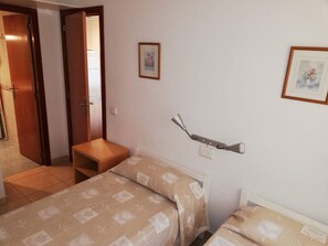 Een strijkplank/strijkijzer, reisbedje, gratis wifi, beddengoed