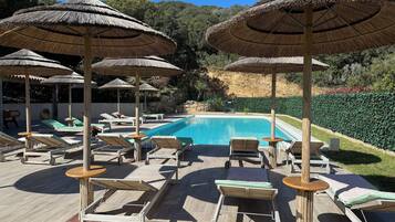 Alberca al aire libre por temporada y camas balinesas gratuitas