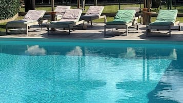 Piscine extérieure (ouverte en saison), cabanons gratuits