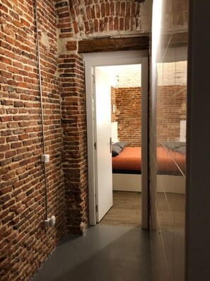 2 多间卧室、熨斗/熨衣板、上网接入、床单