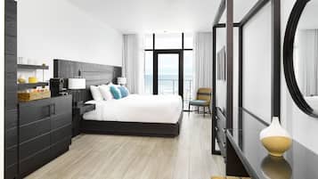 Caja de seguridad en la habitación y tabla de planchar con plancha