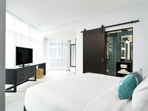 Suite – deluxe, 1 kingsize-seng, terrasse (Junior) | Safe på rommet, strykejern/-brett og barnesenger (inkludert)