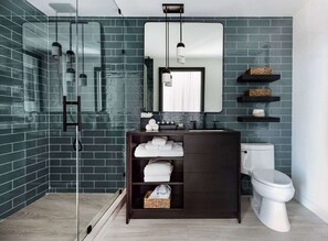 Đồ dùng nhà tắm được thiết kế riêng, máy sấy tóc, áo choàng tắm 