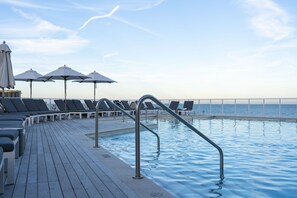 Alberca al aire libre por temporada y sombrillas en la alberca 