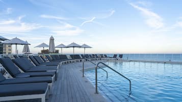 Una piscina al aire libre de temporada (de 08:00 a 20:00), sombrillas
