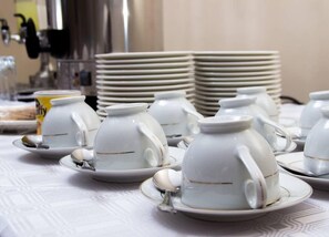 Frühstück, Mittagessen, Abendessen, lokale und internationale Küche