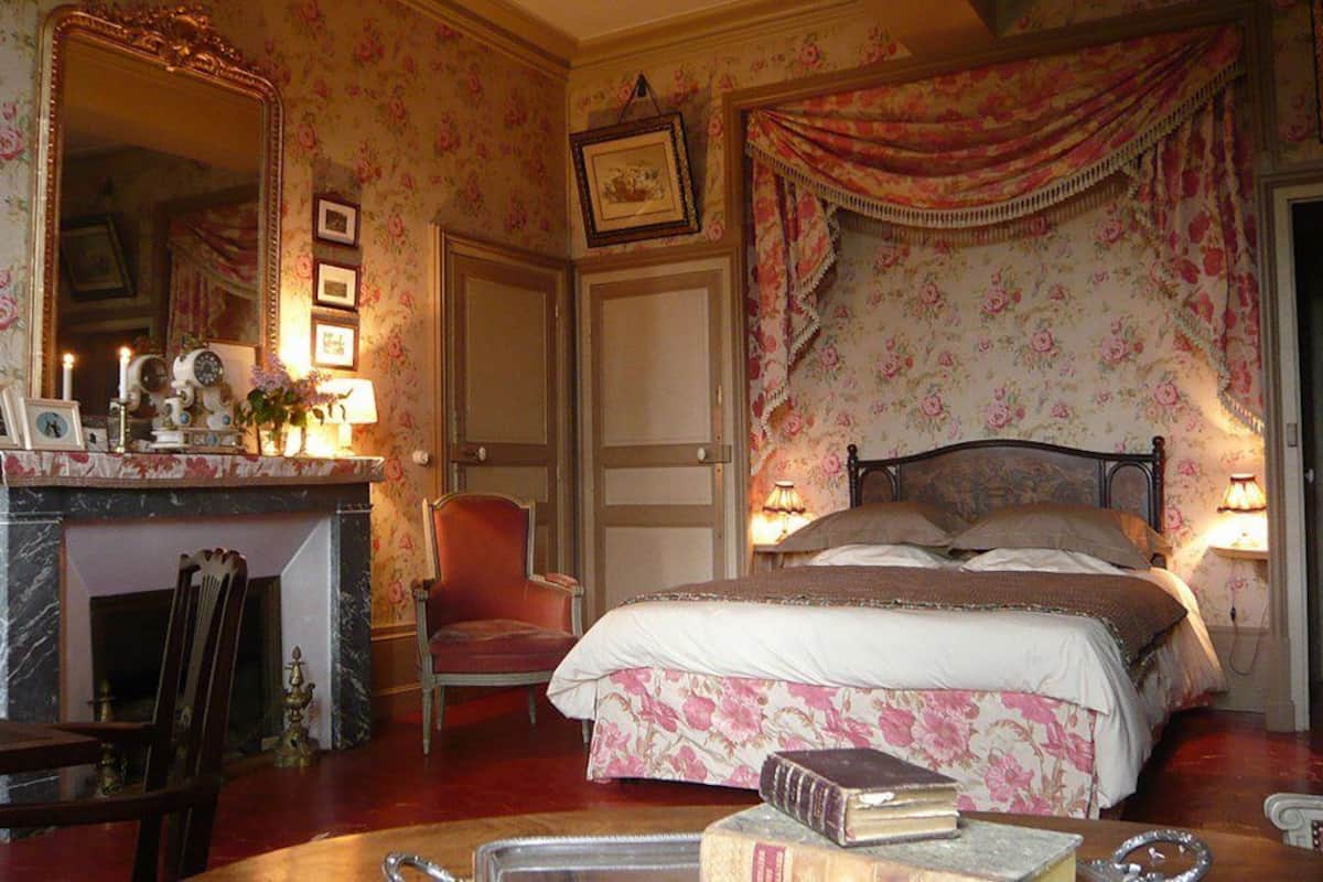 Romantic Double Room (Pia) | Premium bedding, individually decorated, individually furnished, desk