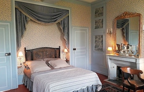 Romantic Double Room (Louise) | Premium bedding, individually decorated, individually furnished, desk