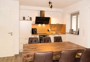 In-room dining - Ferienwohnung Yachthafen (Waren (Müritz))