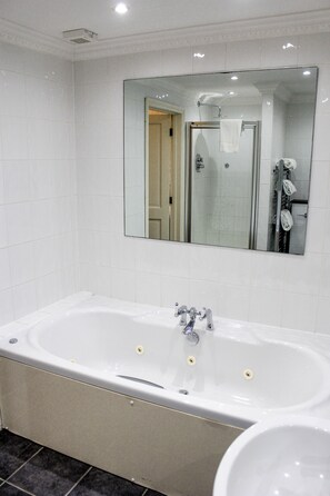 'Jones' Executive King Room | Bathroom - The Tower Hotel (Harwich)