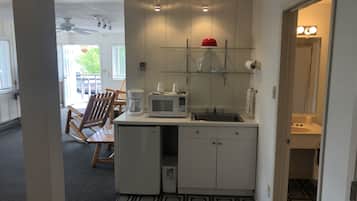 Suite, Ensuite, Lake View (Rm 8A, 1st Floor, Non-ADA) | Private kitchen