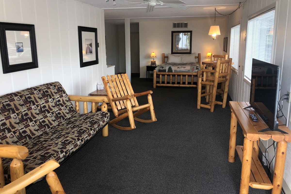 Svit - eget badrum - sjöutsikt (Rm 8A, 1st Floor, Non-ADA)