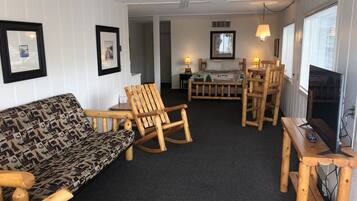 Suite, eget bad, utsikt mot innsjø (Rm 8A, 1st Floor, Non-ADA)