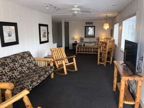 Suite, baño en la habitación, vista al lago (Rm 8A, 1st Floor, Non-ADA)