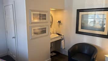 Economy Double Room, Ensuite (1st Floor, Non-ADA)