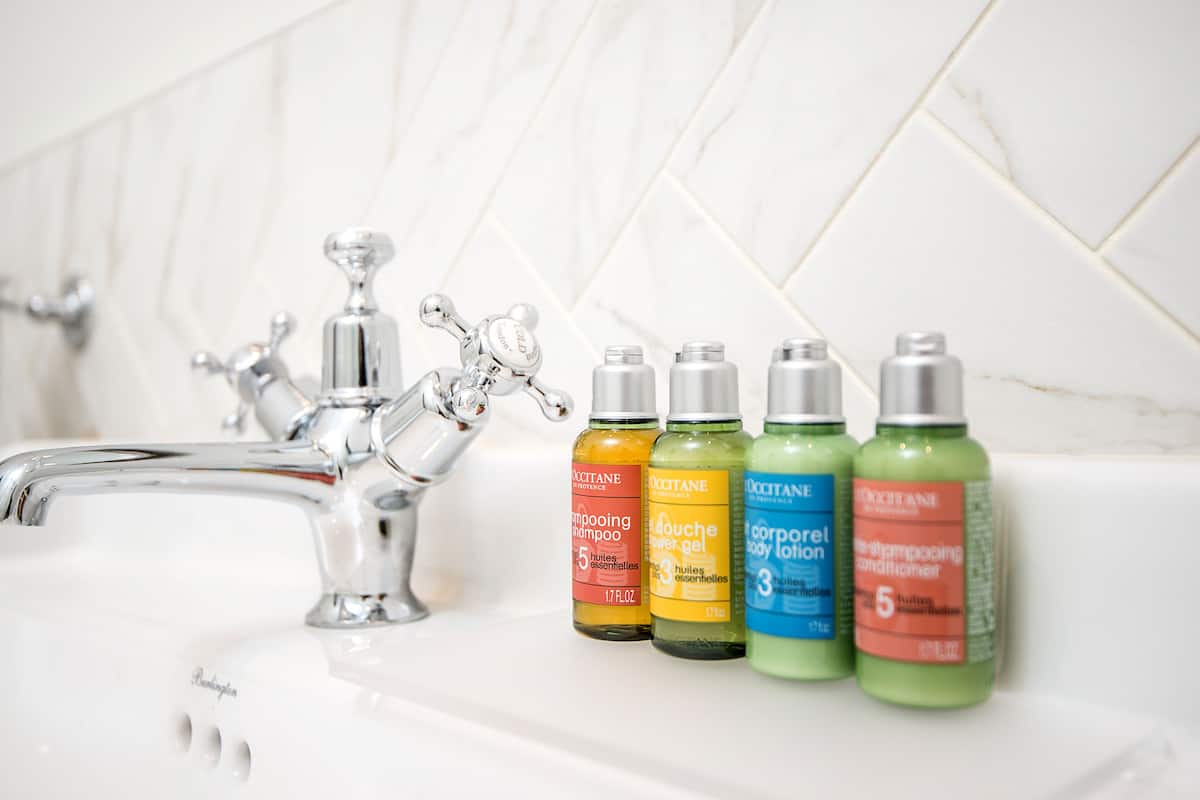 deluxe double room | bathroom | shower, free toiletries, hair dryer, slippers