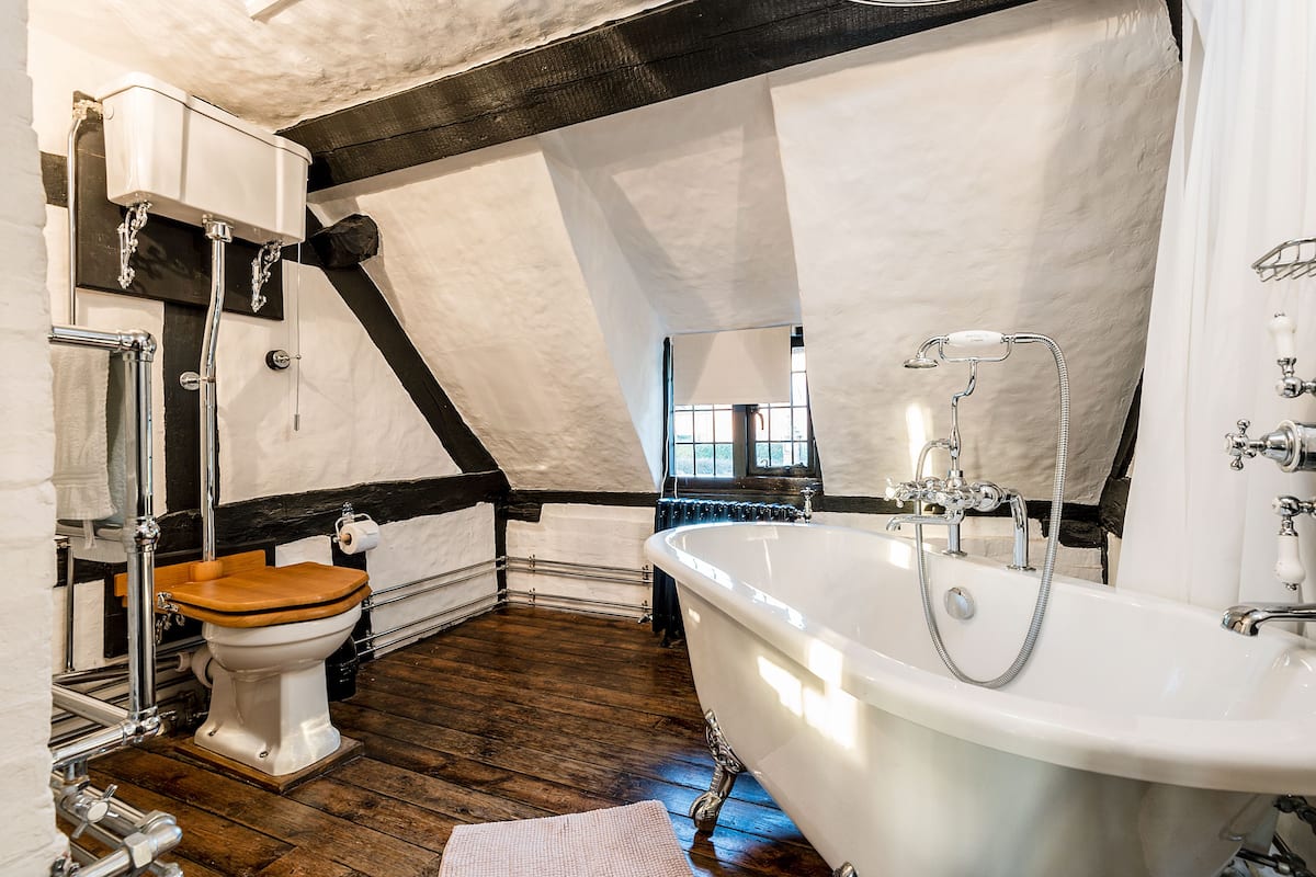 brookside cottage | bathroom | shower, free toiletries, hair dryer, slippers