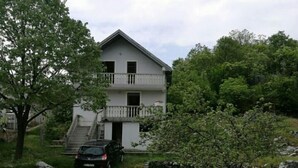 Unclassified image, 5 of 12, button - House near Cetinje (Cetinje)