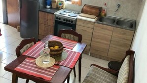 Hus, 2 soverom | Eget kjøkken | Kjøleskap, ovn, kokeplater og vannkoker