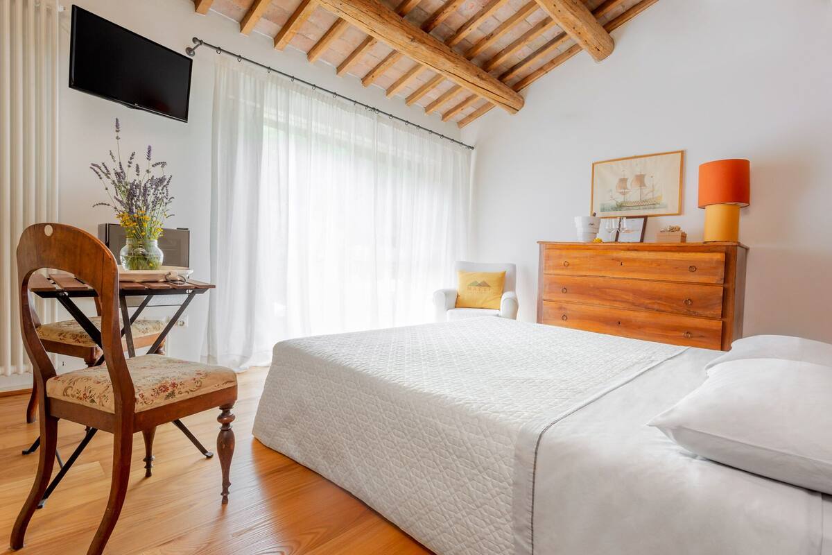 Quarto casal luxo | Frigobar, cofres nos quartos, escrivaninha, cortinas blackout