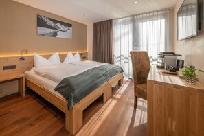 Standard Double Room | Premium bedding, down comforters, in-room safe, desk - Hotel Heimatlodge (St. Niklaus)