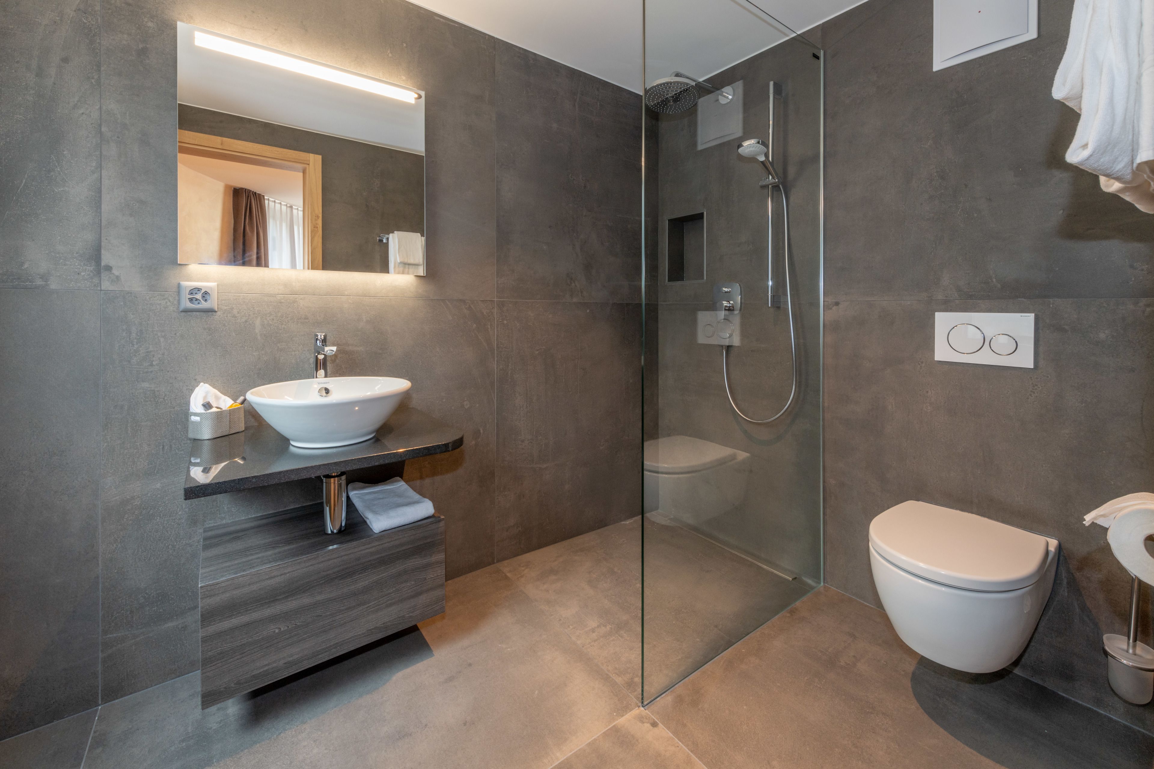 standard double room | bathroom | shower, free toiletries, hair dryer, towels