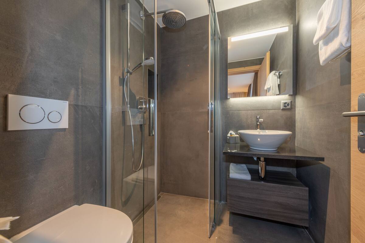 standard double room | bathroom | shower, free toiletries, hair dryer, towels