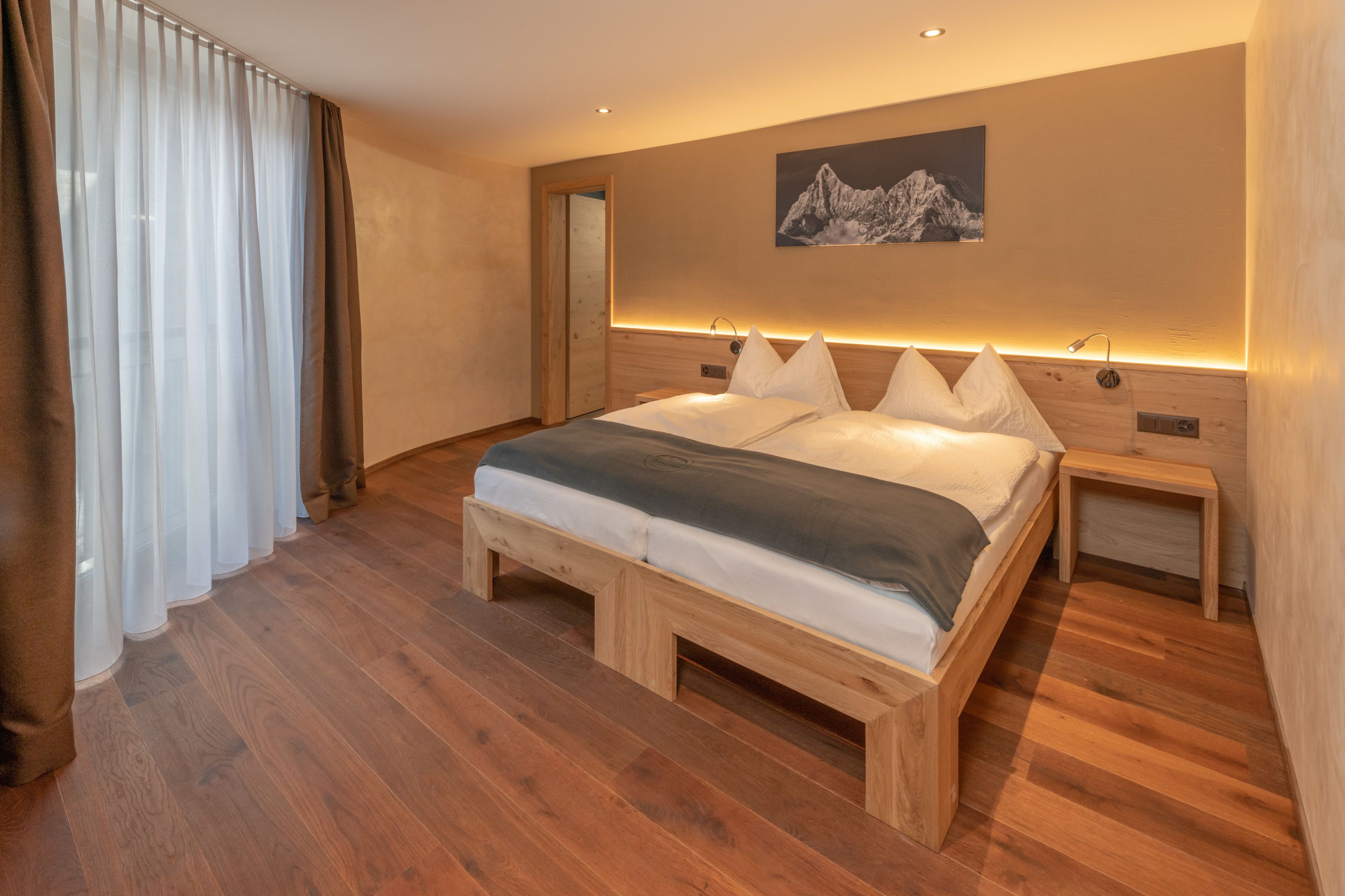 standard double room | premium bedding, down duvets, in-room safe, desk