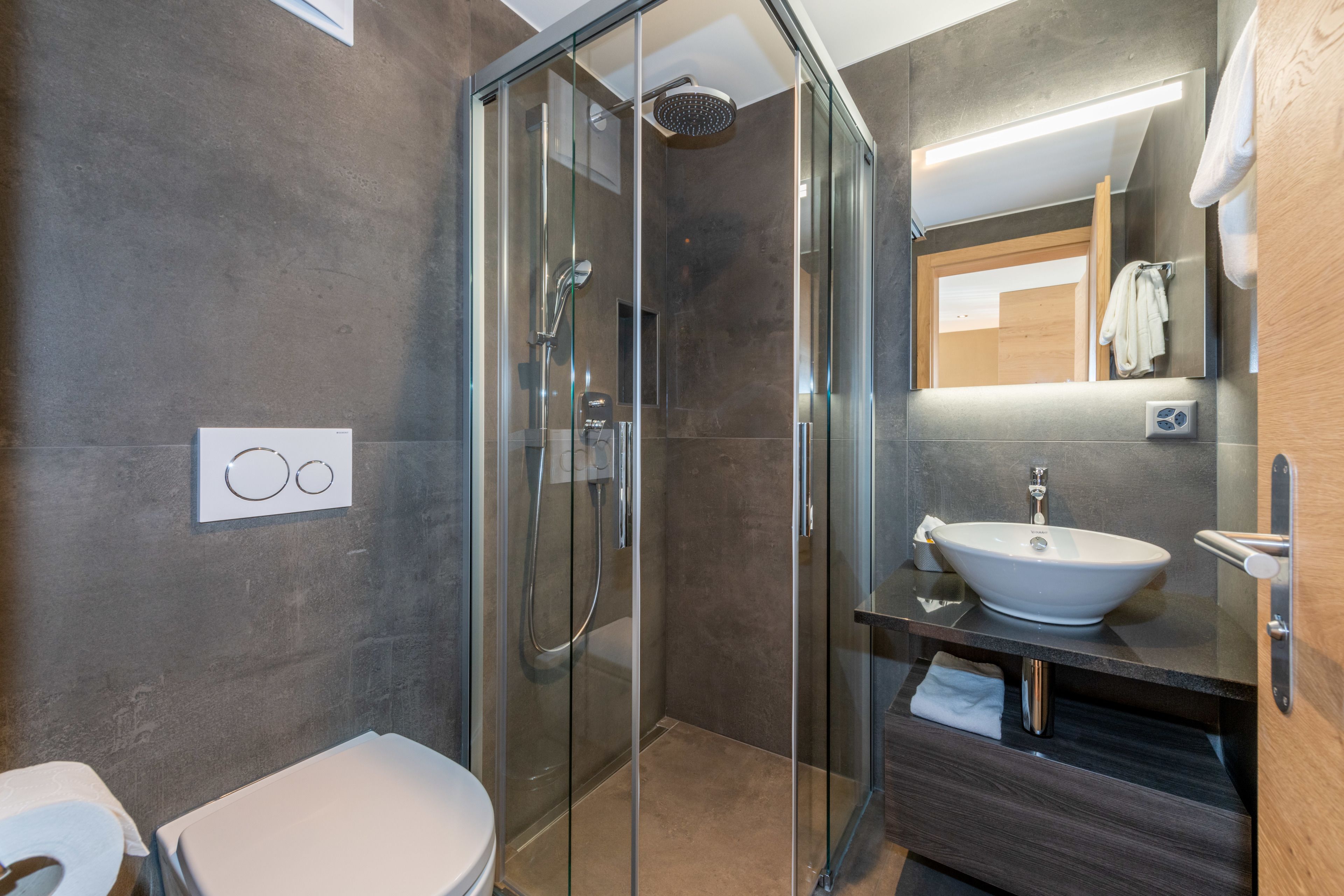 standard double room | bathroom | shower, free toiletries, hair dryer, towels