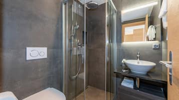 Standard-Doppelzimmer | Badezimmer | Dusche, kostenlose Toilettenartikel, Haartrockner, Handtücher