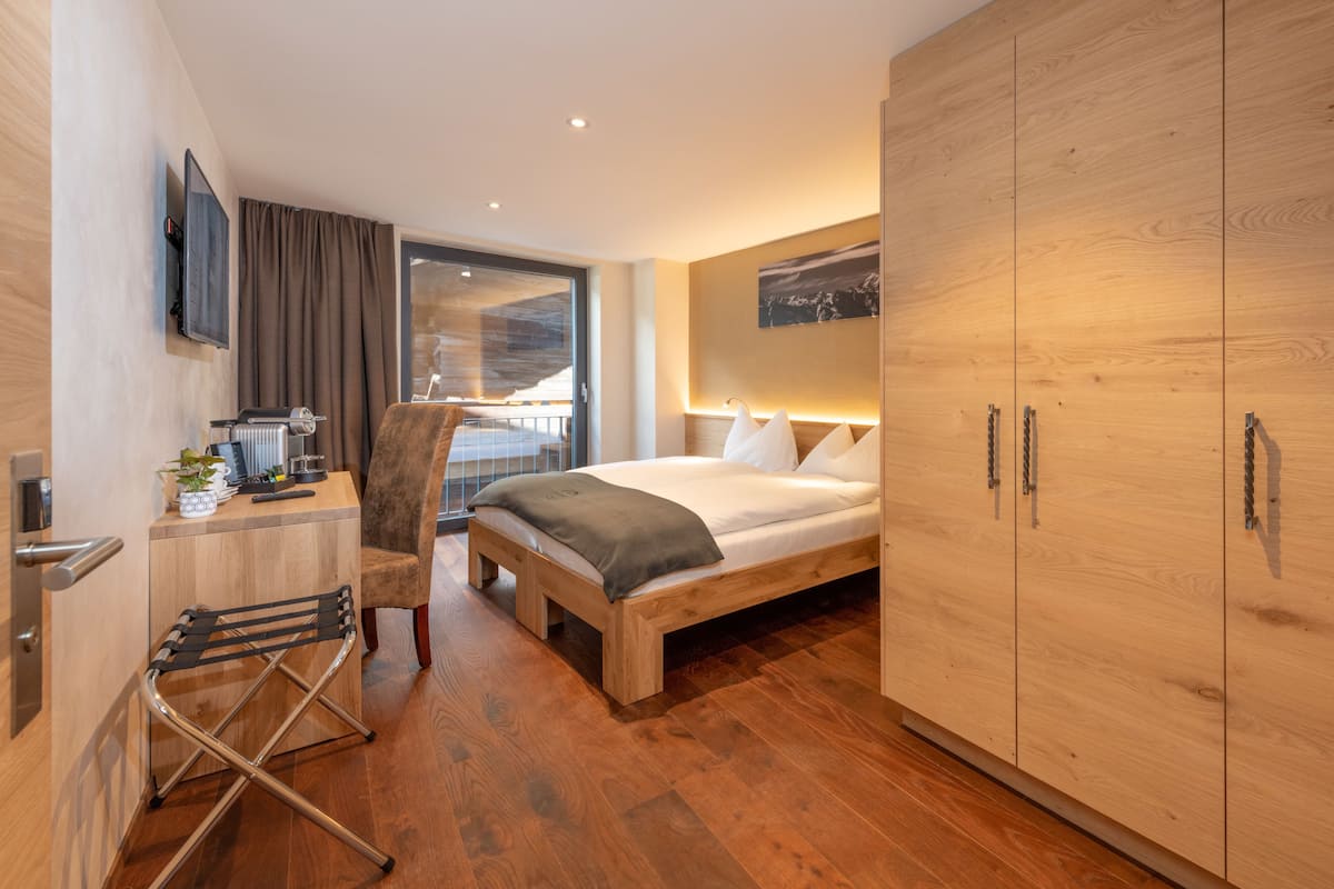 standard double room | premium bedding, down duvets, in-room safe, desk