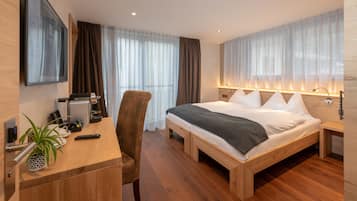 Standard-Doppelzimmer | Hochwertige Bettwaren, Daunenbettdecken, Zimmersafe, Schreibtisch