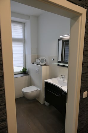 Deluxe Apartment | Bathroom