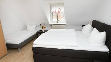 Dreibettzimmer | Bügeleisen/Bügelbrett, kostenlose Babybetten, kostenloses WLAN