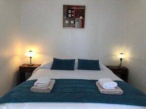 Quarto casal standard, 1 cama de casal, para não fumantes | Ferros/tábuas de passar roupa, Wi-Fi de cortesia, roupa de cama