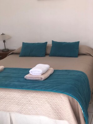 Tabla de planchar con plancha, wifi gratis y ropa de cama 