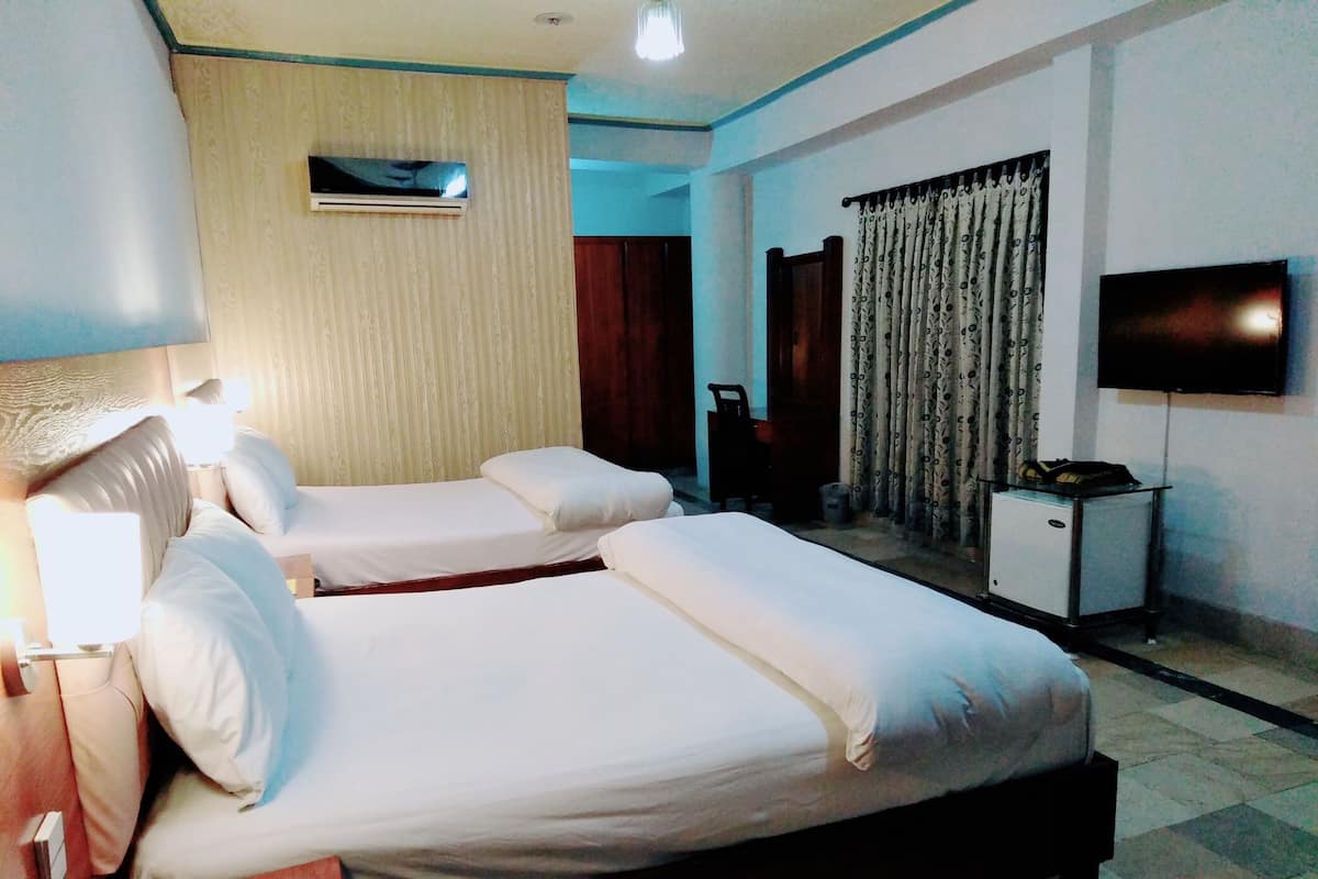 Standard Quadruple Room, Multiple Beds, Accessible, Non Smoking | In-room safe, iron/ironing board, free WiFi