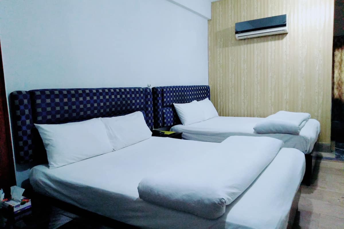 Standard Double Room, 1 King Bed, Accessible, Non Smoking | In-room safe, iron/ironing board, free WiFi